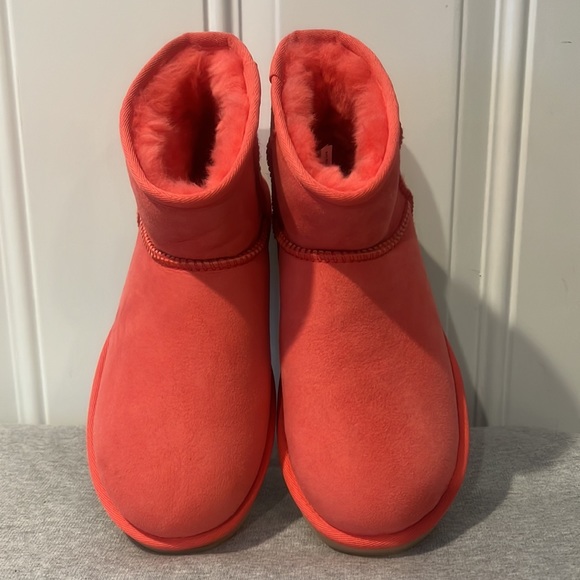 New NWOT Treadlite By UGG Short Boots. Size 6. - Picture 4 of 7